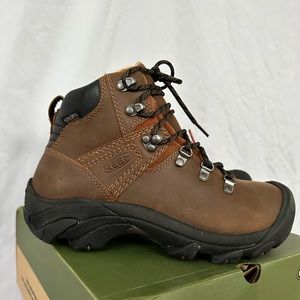 NWT Keen Pyrenees boots - M7 W8.5